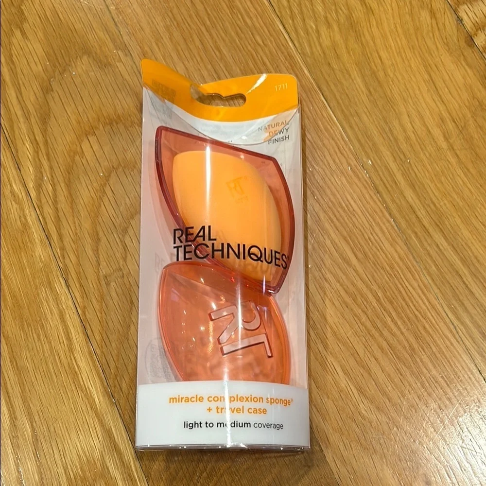 Real Techniques Miracle Complexion Sponge with Travel Case - Orange